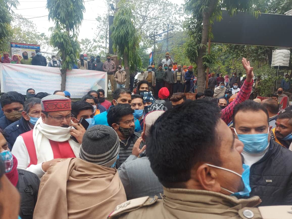 uttarakhand news : woman allegation on roorkee mayor gaurav goya, parshad protest in kotwali