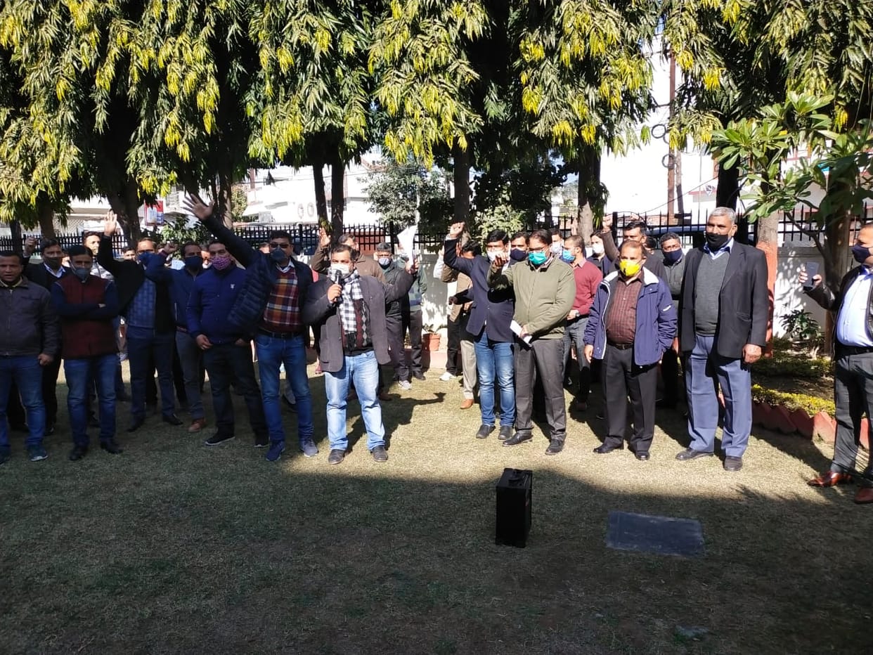uttarakhand power corporation ltd : employees protest against salary cut orders of MD