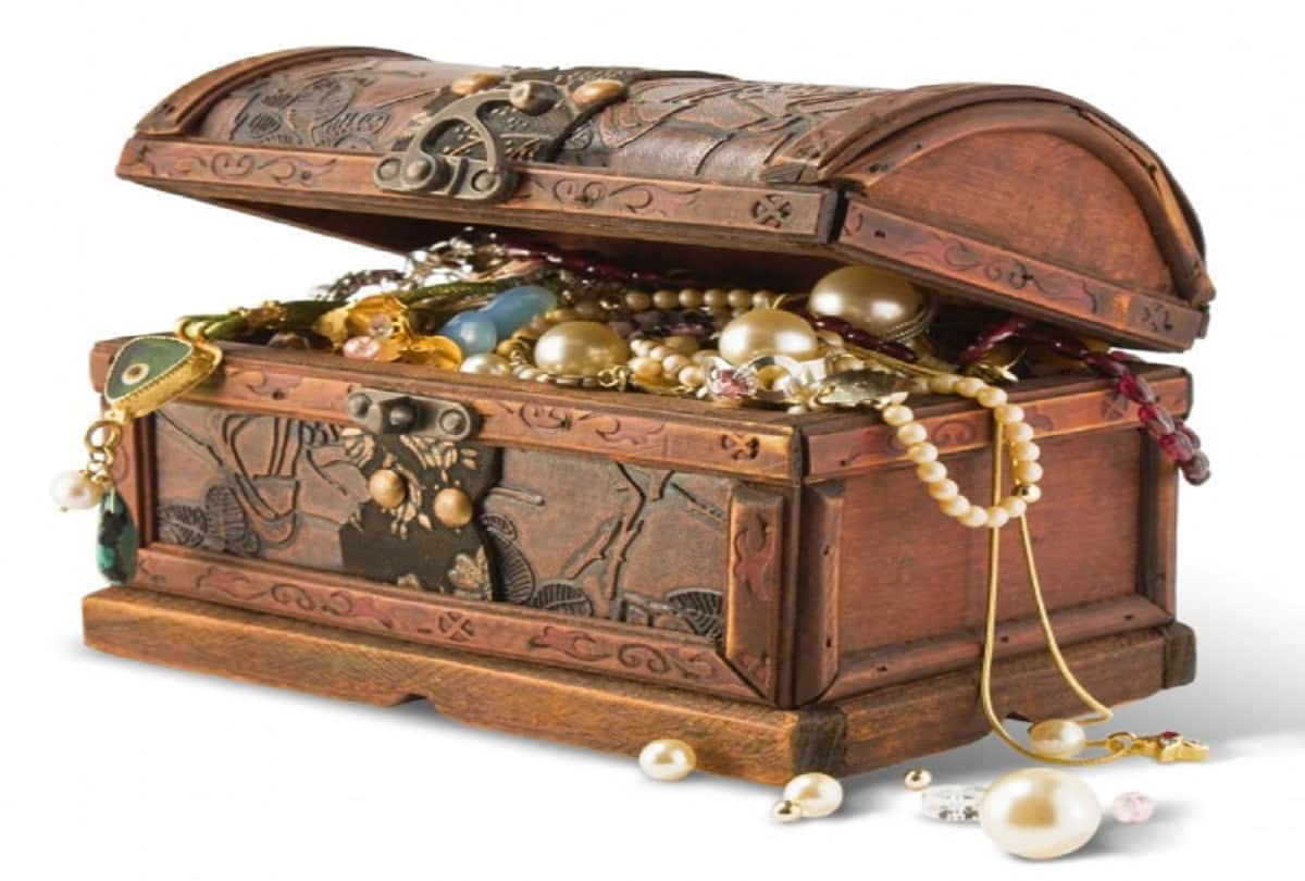 antique shop owner in canada found two crore treasure in house