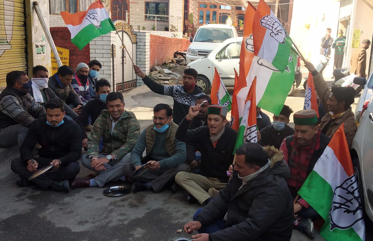 youth congress besieged MP's residence in Jogindernagar