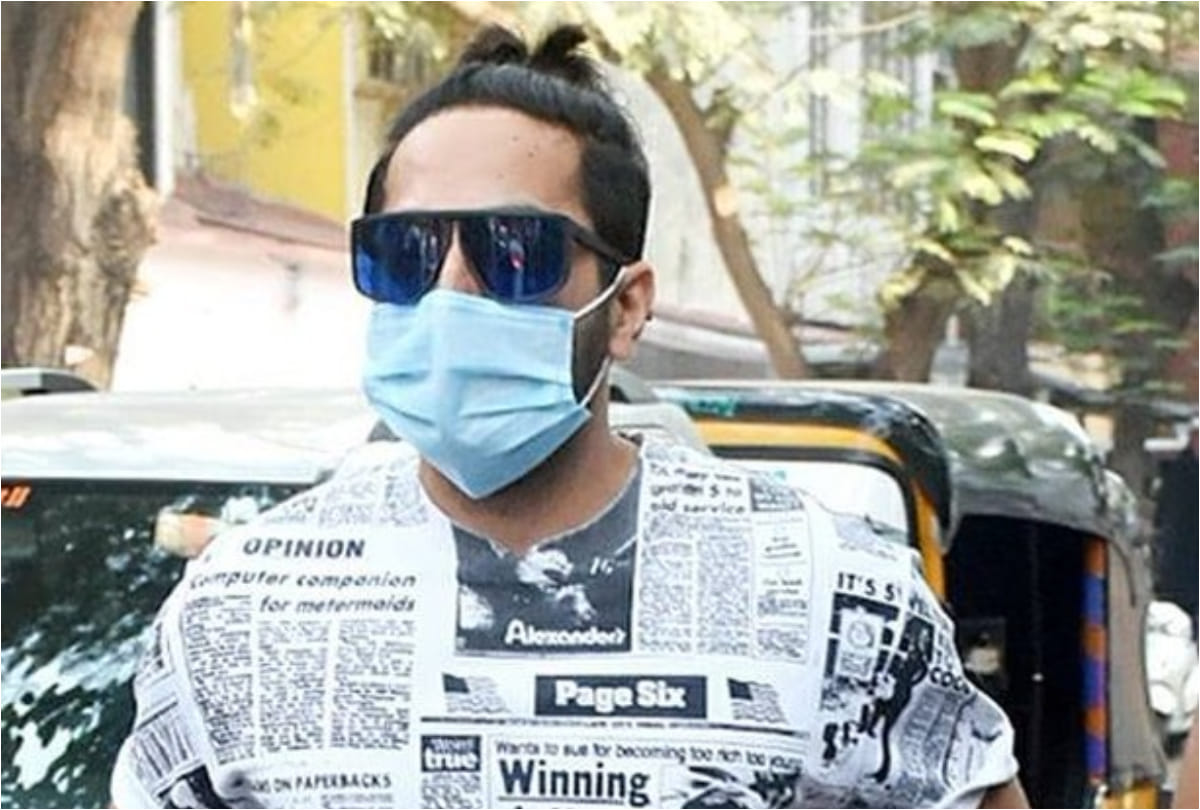 ranveer singh spotted in weird mask while ayushmann khurrana wear newspaper print t shirt