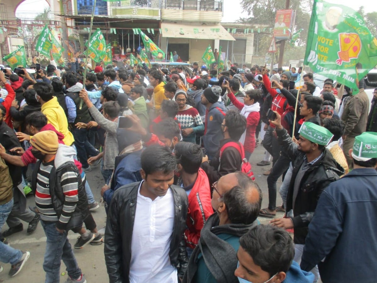 Supporters stood with garland Owaisi convoy did not stop in jaunpur
