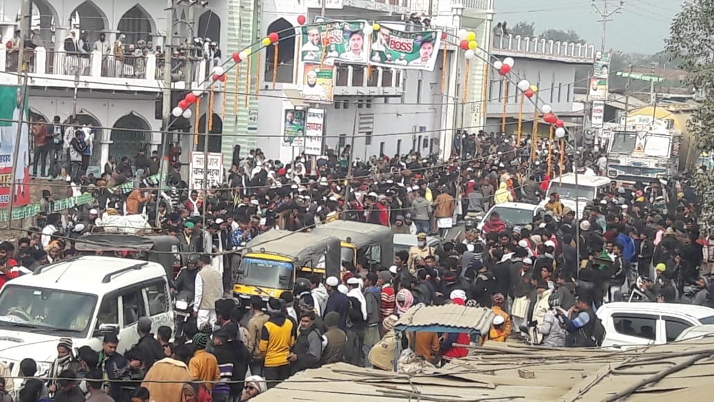 Supporters stood with garland, Owaisi's convoy did not stop
