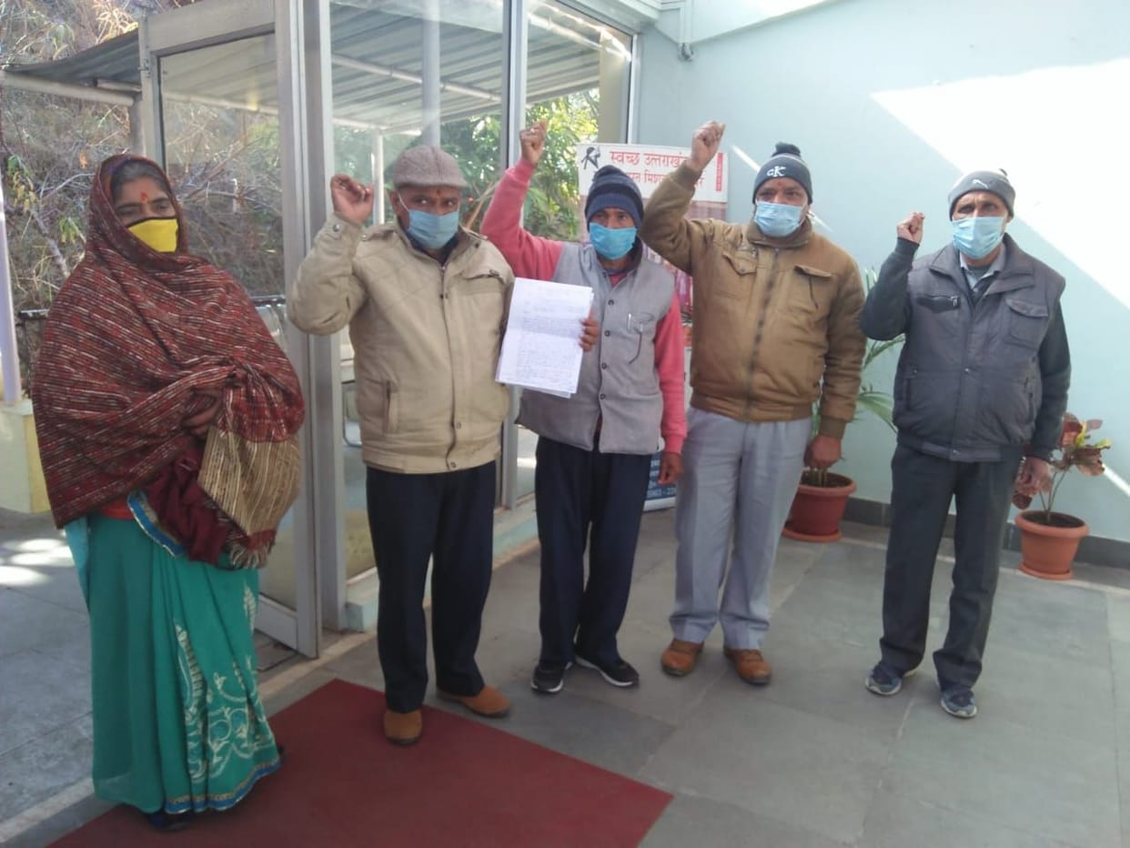 Villagers of Dalkholia demonstrated in District Magistrate's office