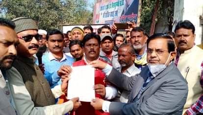 पट्टी में मांगों को लेकर एसडीएम को ज्ञापन देते व्यापार मंडल के लोग।