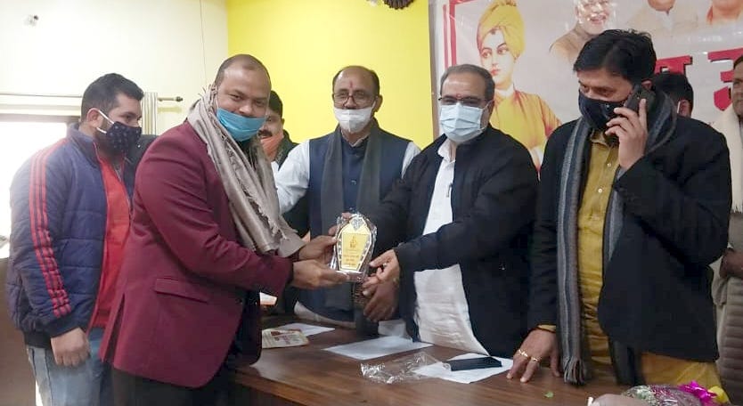 audyogik aasthaan mein vikaas kaaryon ke lie bajat kee maang