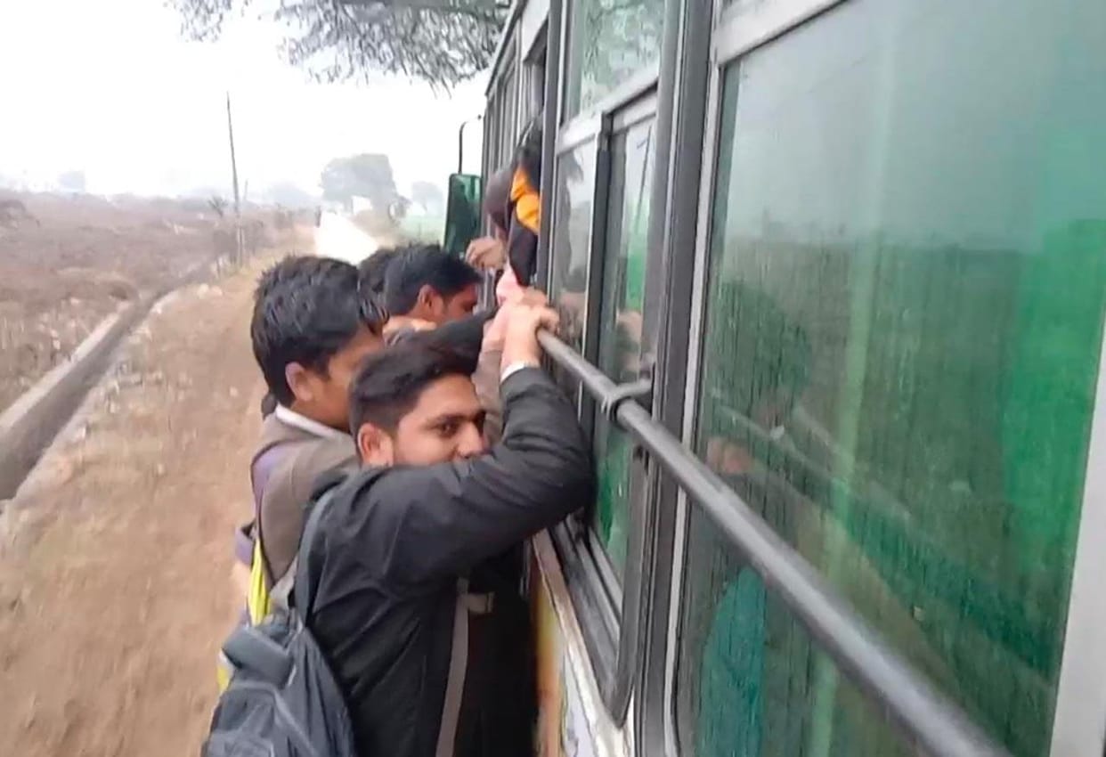 Students forced to travel by hanging themselves on the bus, putting their lives at risk