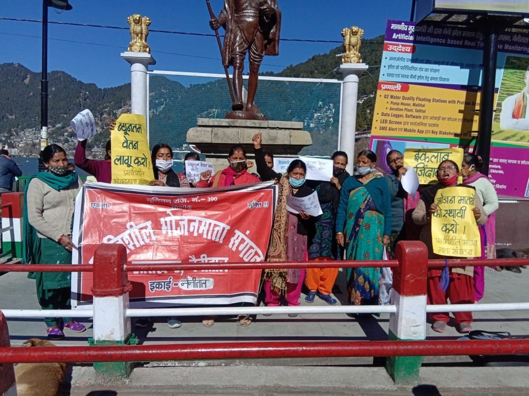 Demonstration of food mothers demanding revocation of mandate