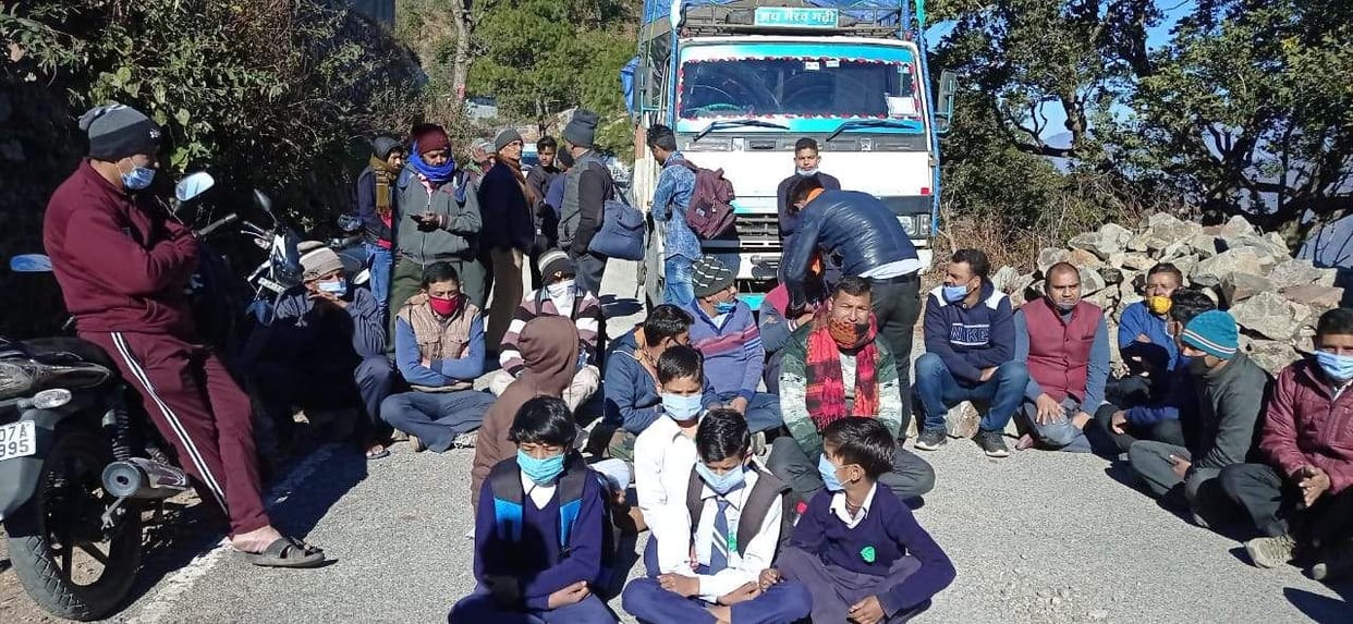 Parents jammed the road for five hours in Gandakhal