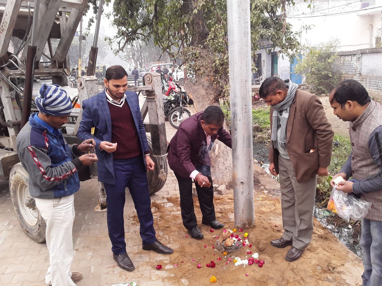 Electric poles started diverting from Fatehgarh-Farrukhabad route