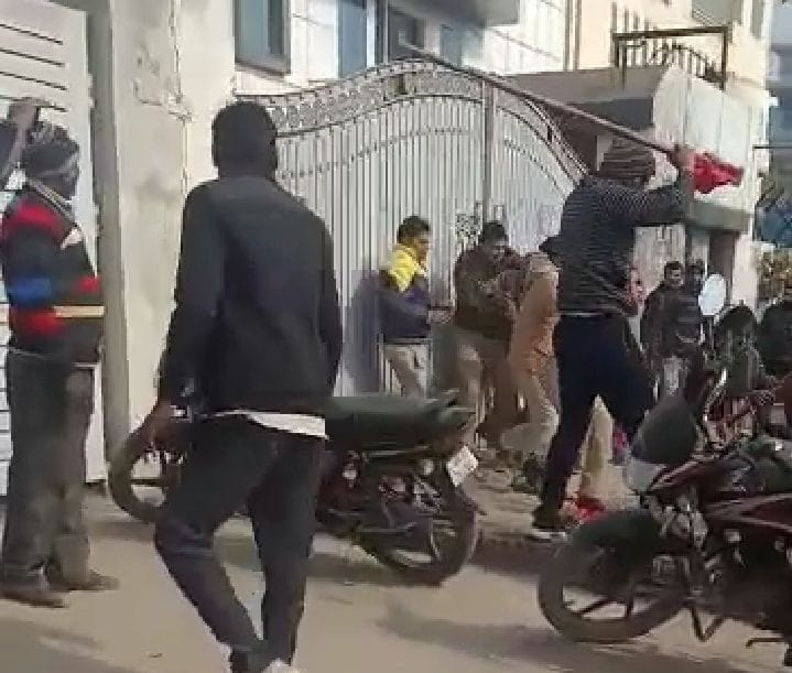Accused of forcibly seeking money in the factory, the police attacked it, killed it, saved lives by firing air