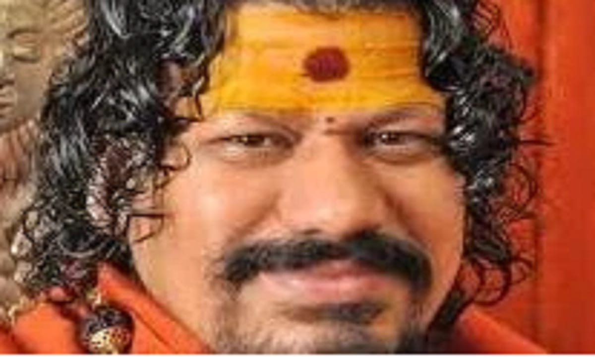 Peetadheeshwar Kailashanand engulfed in controversies before Pattabhishek, pictures of women playing Holi with women viral on social media