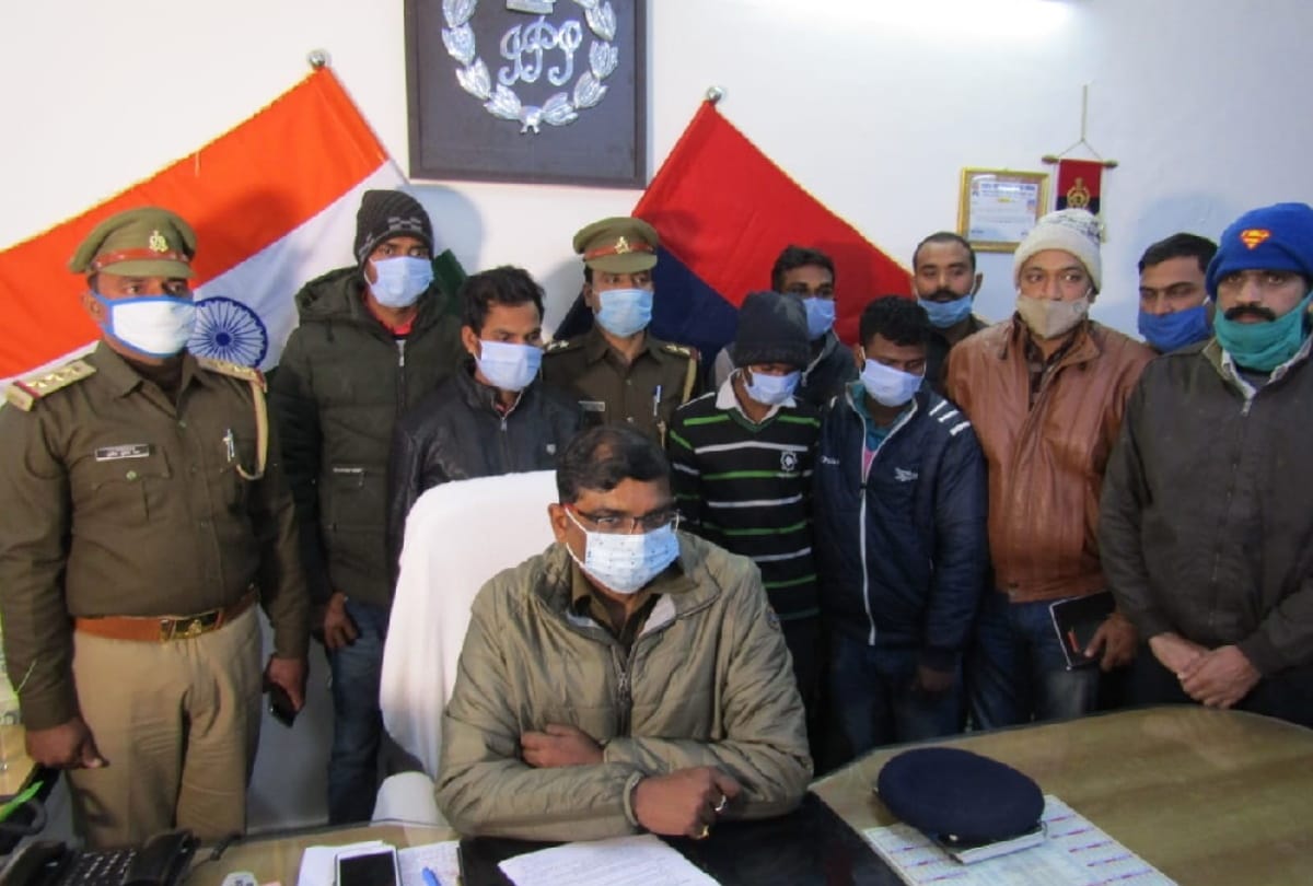 five arrested Fraud gang busted in Maharajganj