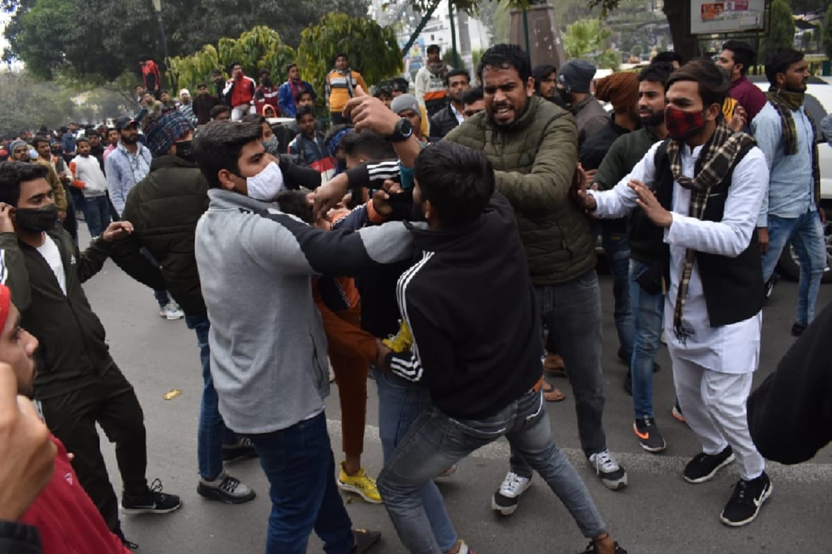 The fight in leaders of Samajwadi Yuvjan Sabha during the protest at Meerut