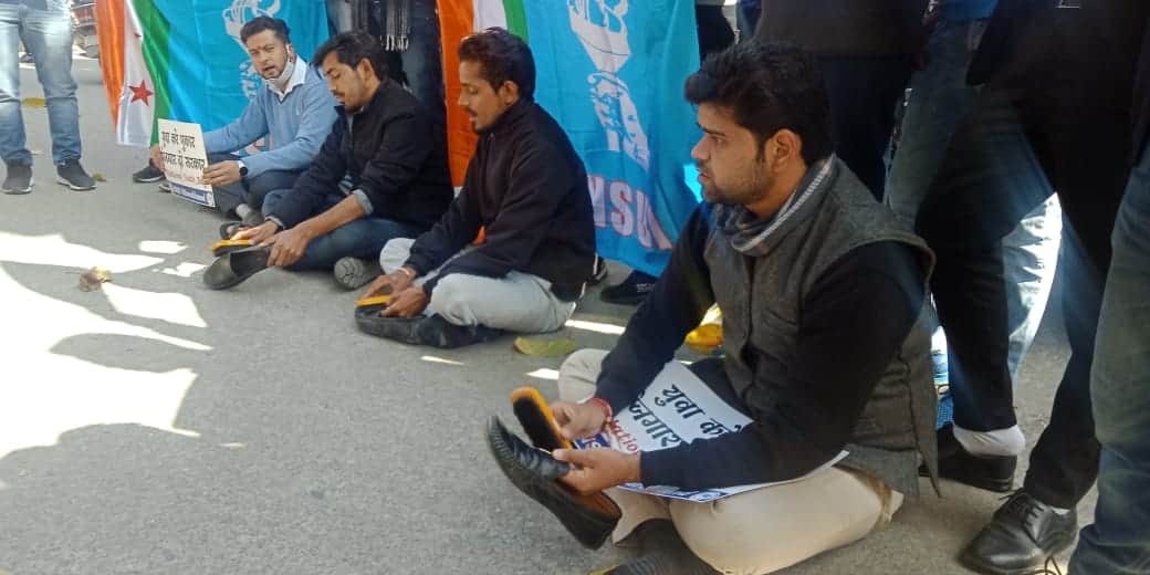 dehradun news : youth unique protest against unemployment doing boot polish photos