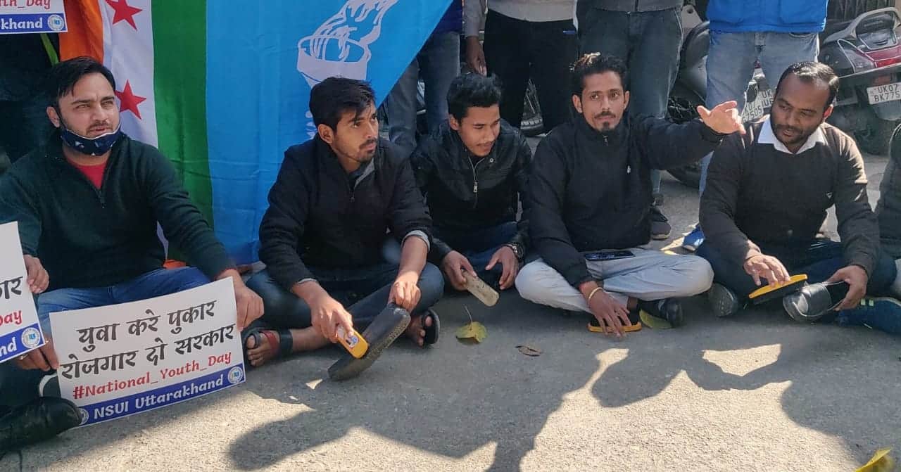 dehradun news : youth unique protest against unemployment doing boot polish photos