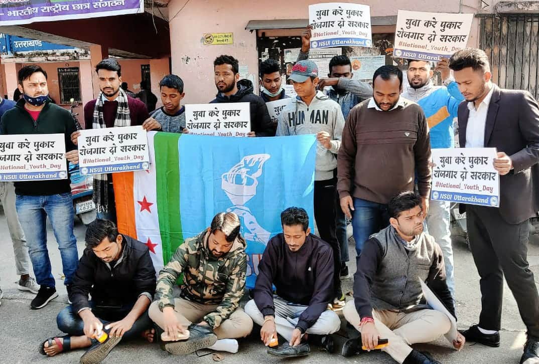 dehradun news : youth unique protest against unemployment doing boot polish photos