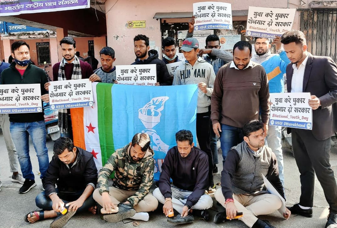 dehradun news : youth unique protest against unemployment doing boot polish photos