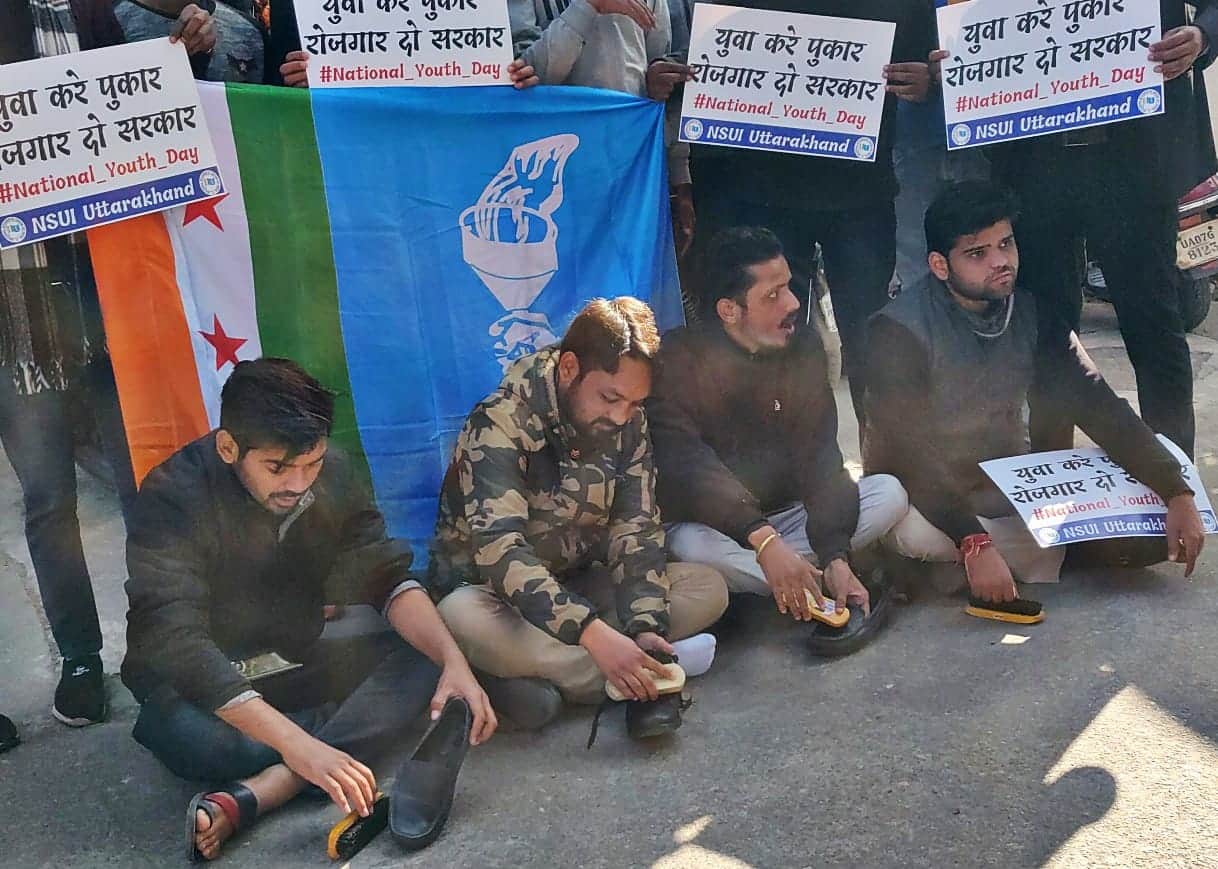 dehradun news : youth unique protest against unemployment doing boot polish photos