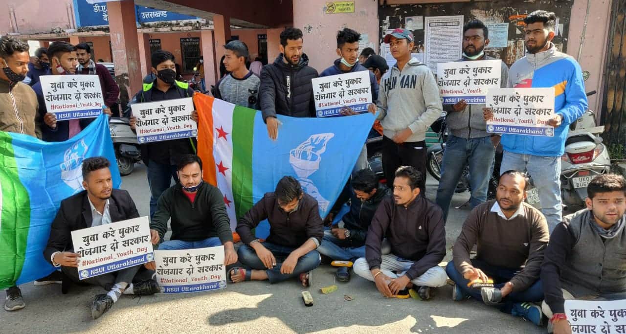 dehradun news : youth unique protest against unemployment doing boot polish photos