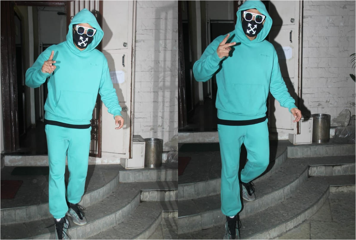 ranveer singh spotted in weird mask while ayushmann khurrana wear newspaper print t shirt