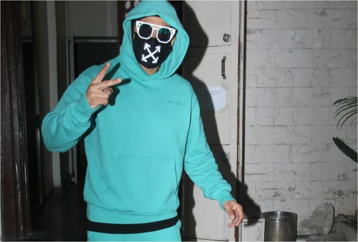 ranveer singh spotted in weird mask while ayushmann khurrana wear newspaper print t shirt