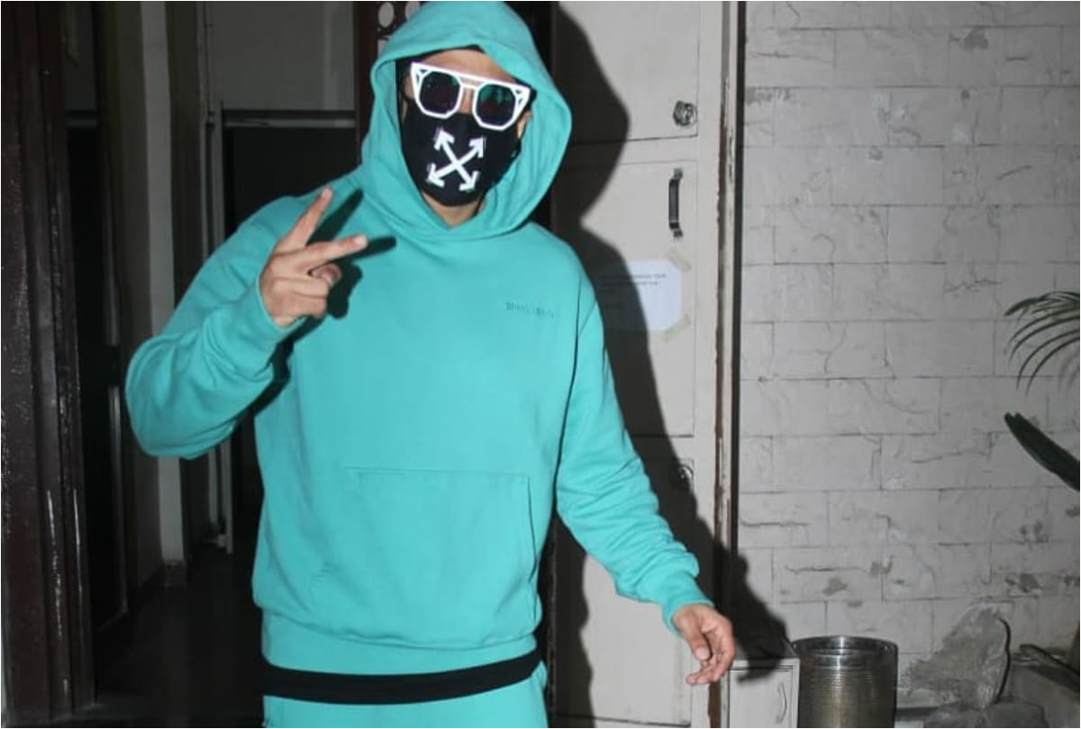 ranveer singh spotted in weird mask while ayushmann khurrana wear newspaper print t shirt