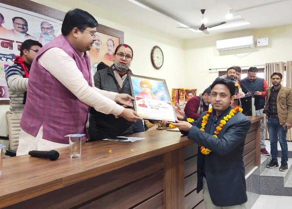 Hathras: Entrepreneurs bloom after getting respect, information about schemes given