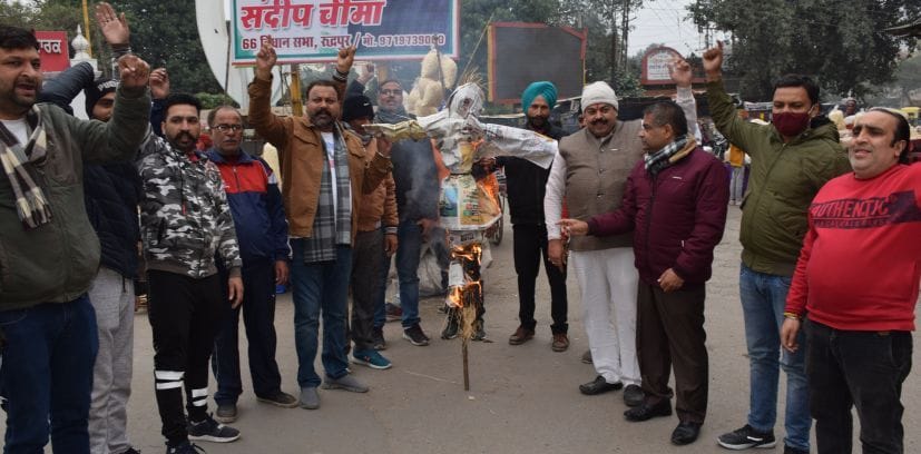 Traders burn effigy of Energy Corporation