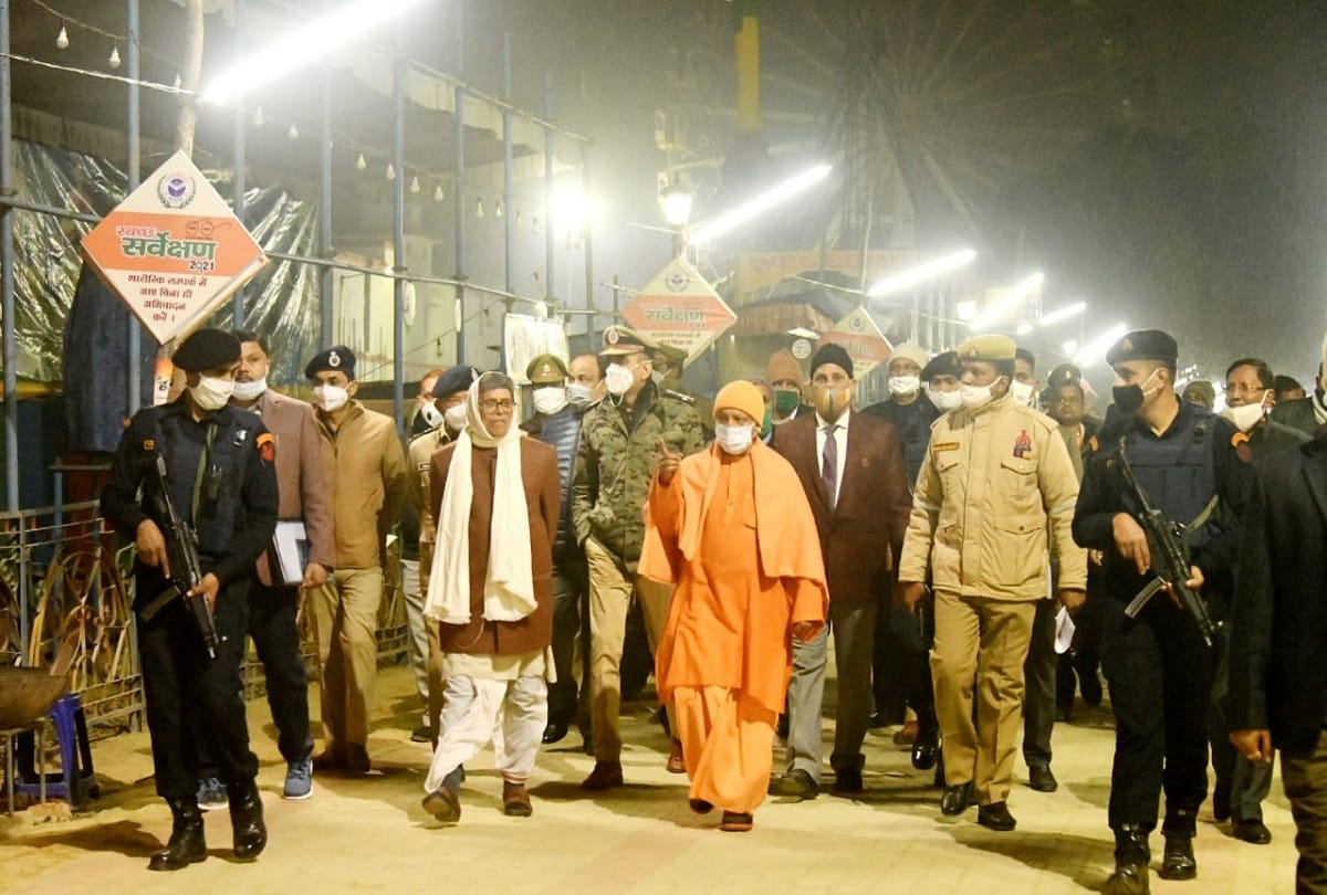 Chief Minister Yogi Adityanath took meeting of police-administration and temple management and inspects fair premises