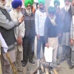 सिंंघु बॉर्डर पर किसानों ने जलाईं कृषि कानूनों की प्रतियां