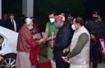 राज्यपाल आनंदीबेन पटेल को फूल देकर स्वागत करते राज्यमंत्री संदीप सिंह।