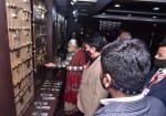 तालानगरी स्थितफैक्टरी में प्रोडक्ट देखतीं राज्यपाल आनंदीबेन पटेल।
