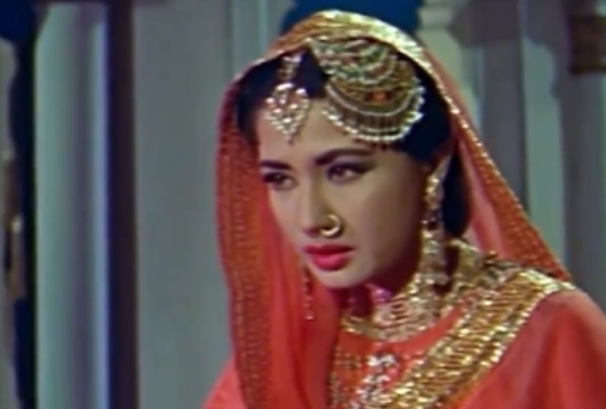 Bollywood know why meena kumari used to hide her left hand while shooting