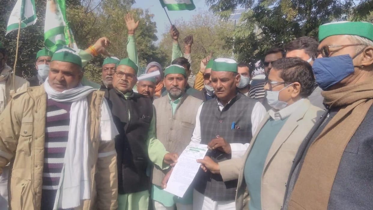 Bakiu protested, demanding withdrawal of farmer bill
