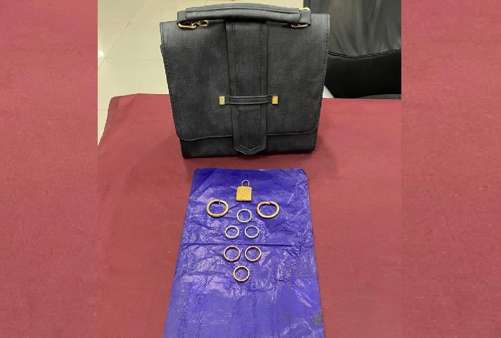 custom team arrested a traveller with the gold of 10 lakh.