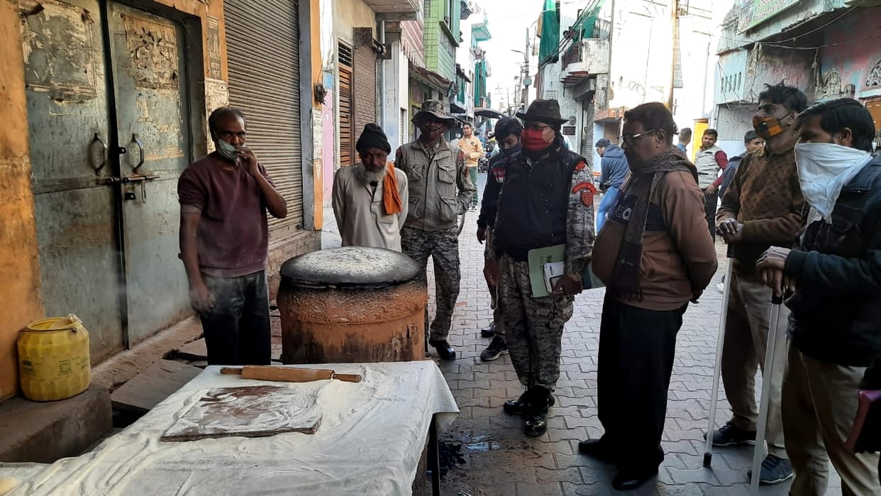 Tandoori roti made in road remove nagar nigam