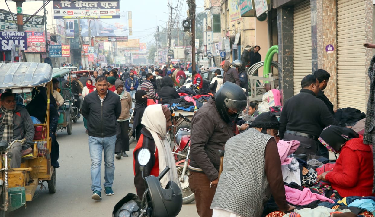 No one is afraid of infection in the weekly market