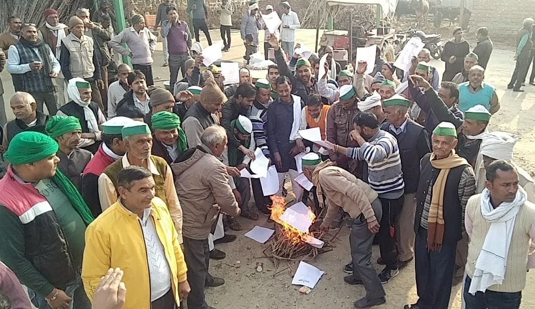 Farmers burnt copies of agricultural laws