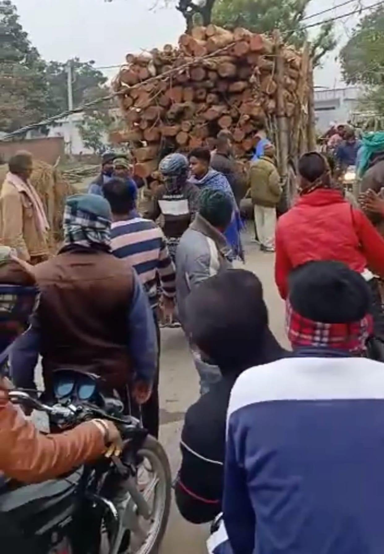 Pole Creates Road Jam In Shaktifarm