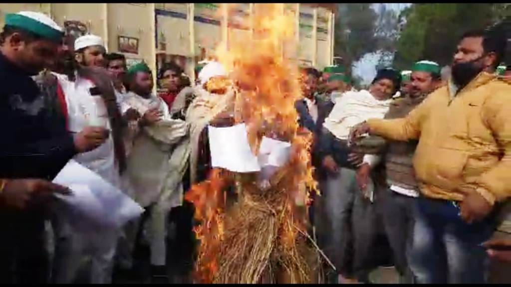 Farmers burnt copies of agricultural laws