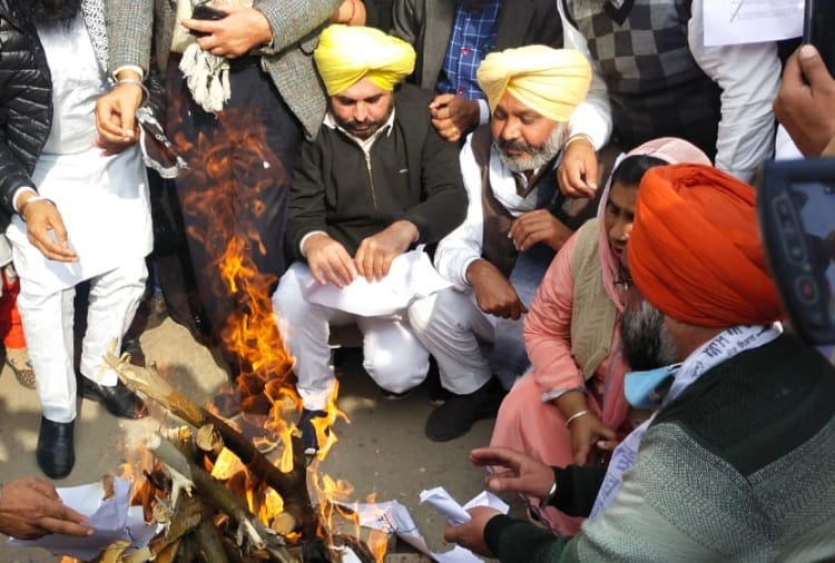 punjab : Aam aadmi party burns copies of farm laws