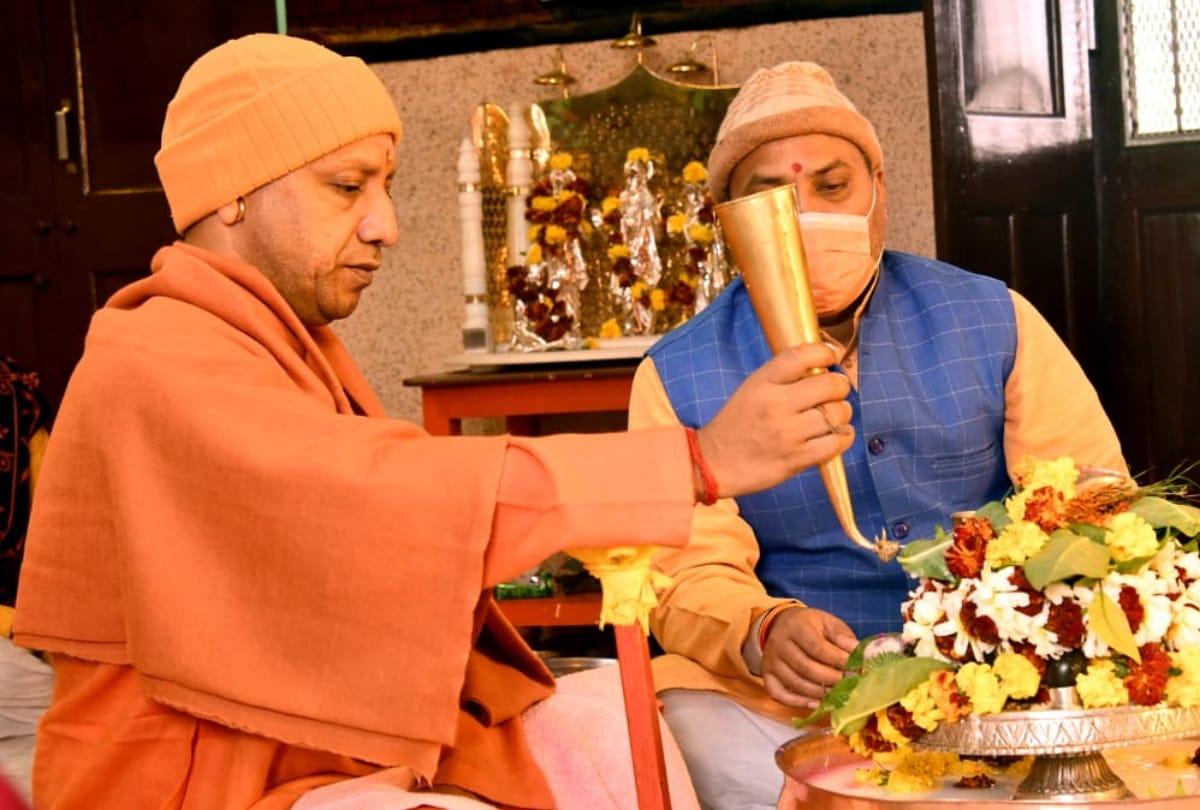 Yogi Adityanath in Gorakhnath Temple Gorakhpur News: CM Yogi Adityanath did Rudrabhishek in Gorakhnath temple
