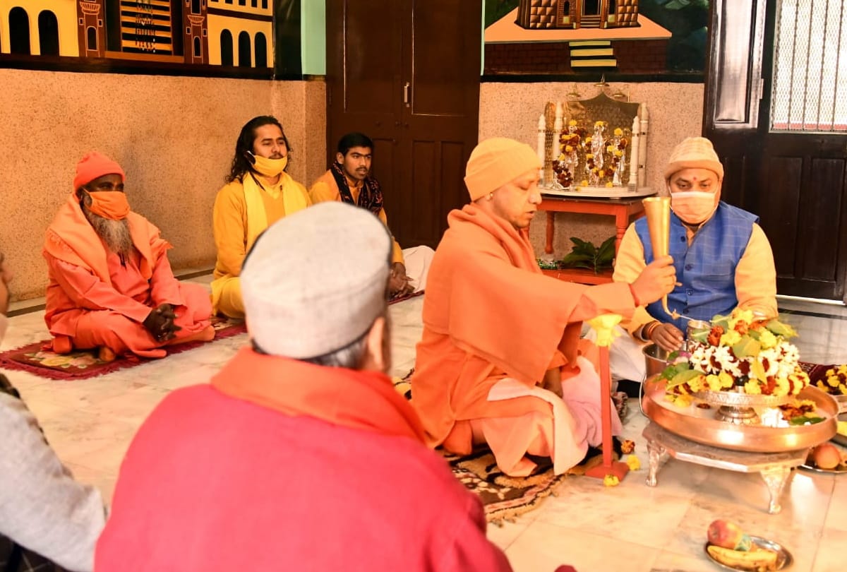 Yogi Adityanath in Gorakhnath Temple Gorakhpur News: CM Yogi Adityanath did Rudrabhishek in Gorakhnath temple