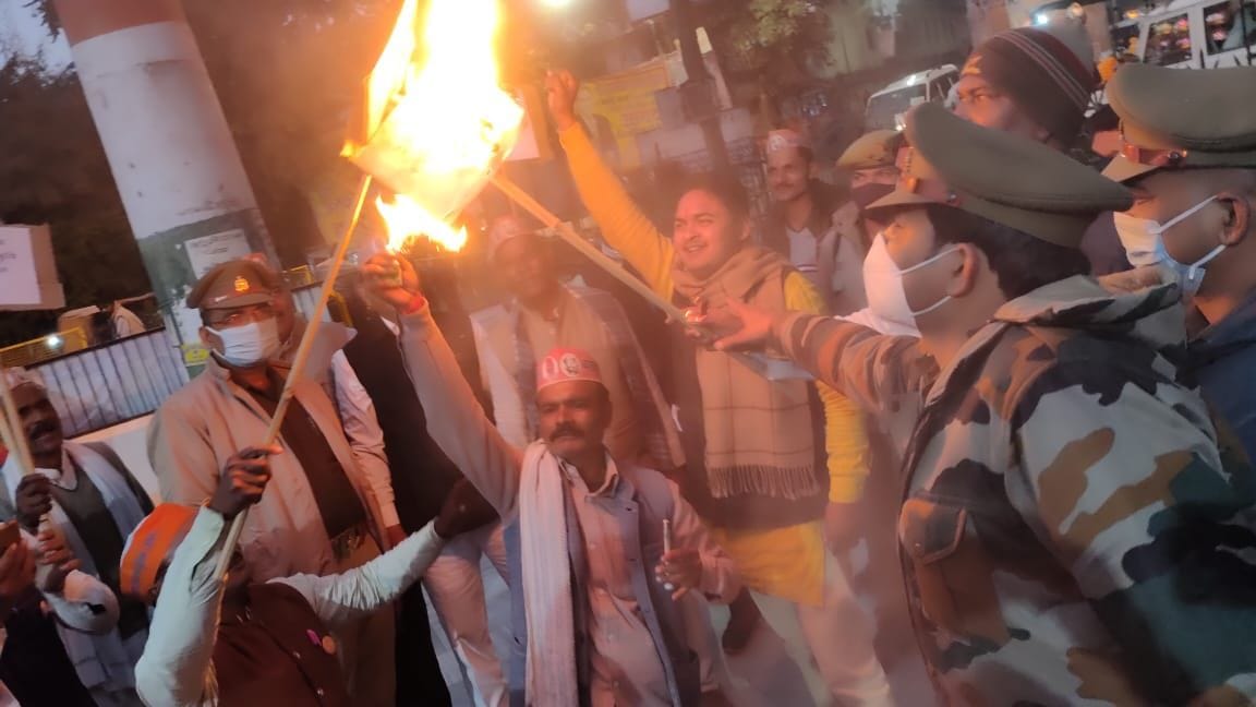 Farmers burnt copies of agricultural laws