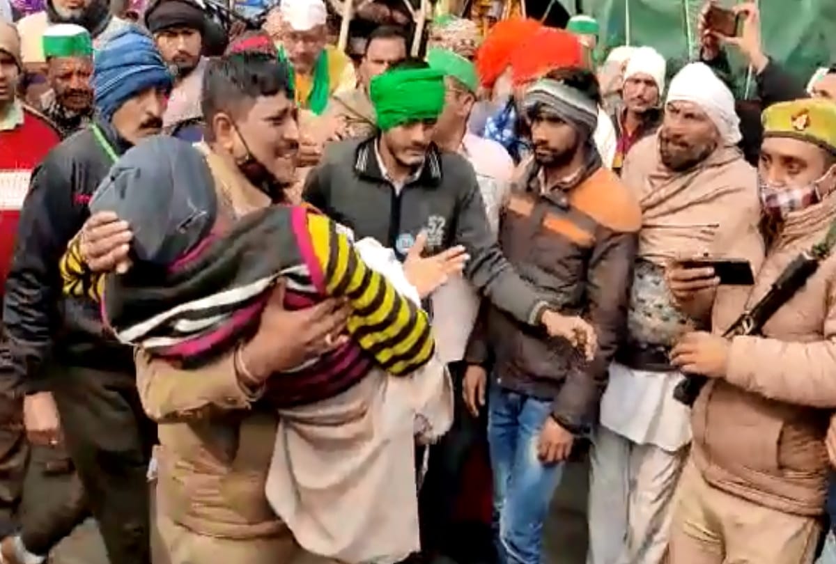 Farmers protest at ghazipur border one kisan gets ill sho kaushambi mahrendra singh carry him in arms to hospital treatment going on all applauding cop gesture
