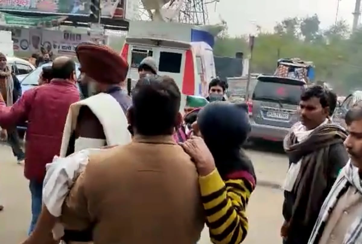 Farmers protest at ghazipur border one kisan gets ill sho kaushambi mahrendra singh carry him in arms to hospital treatment going on all applauding cop gesture