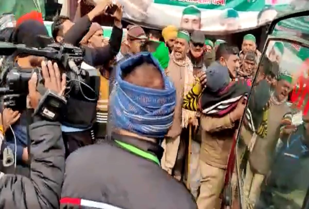 Farmers protest at ghazipur border one kisan gets ill sho kaushambi mahrendra singh carry him in arms to hospital treatment going on all applauding cop gesture