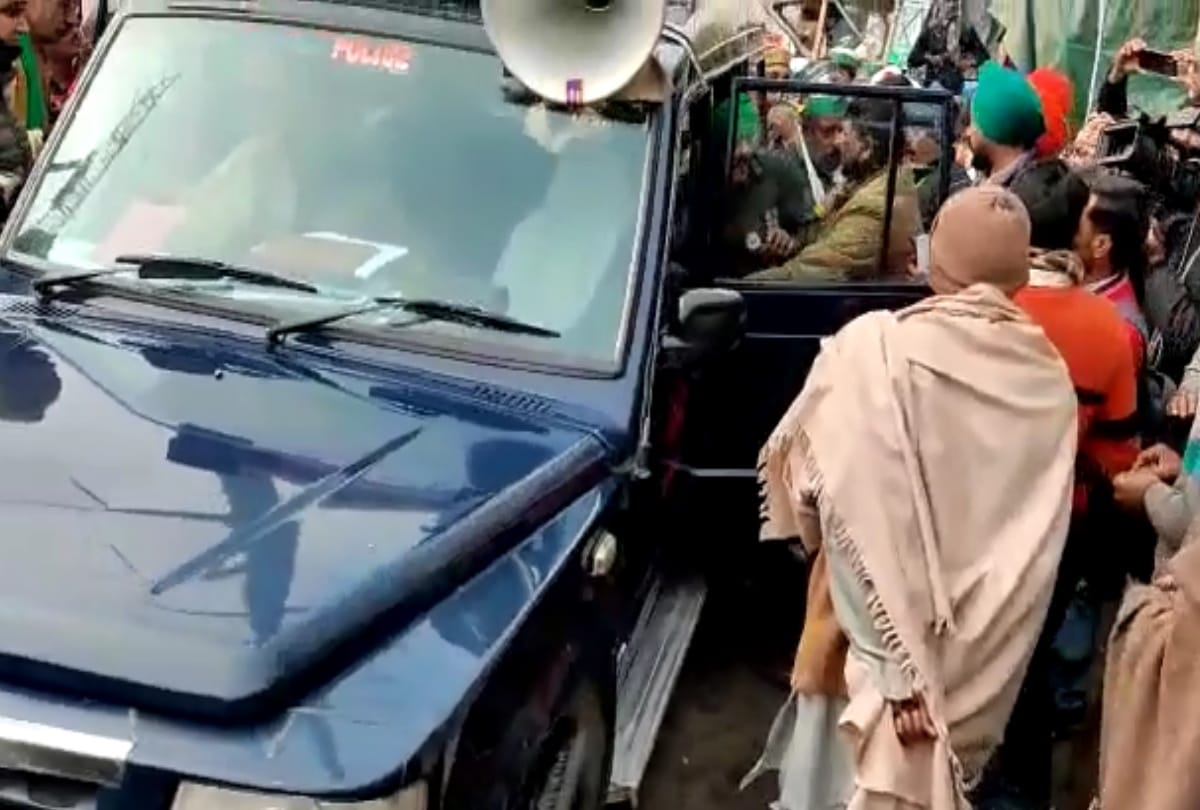 Farmers protest at ghazipur border one kisan gets ill sho kaushambi mahrendra singh carry him in arms to hospital treatment going on all applauding cop gesture