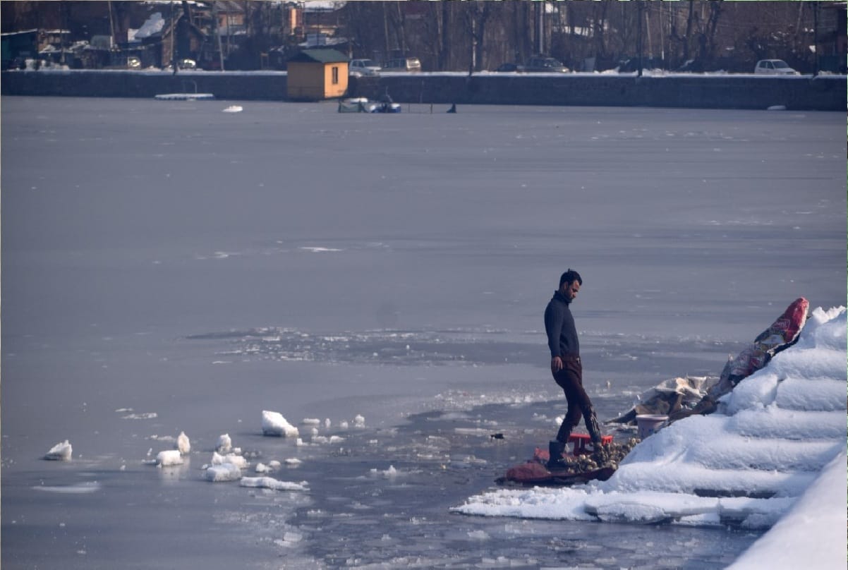 Jammu Kashmir Weather Update Latest News in Hindi valley in grip of cold wave, mercury of night reached minus 7.8